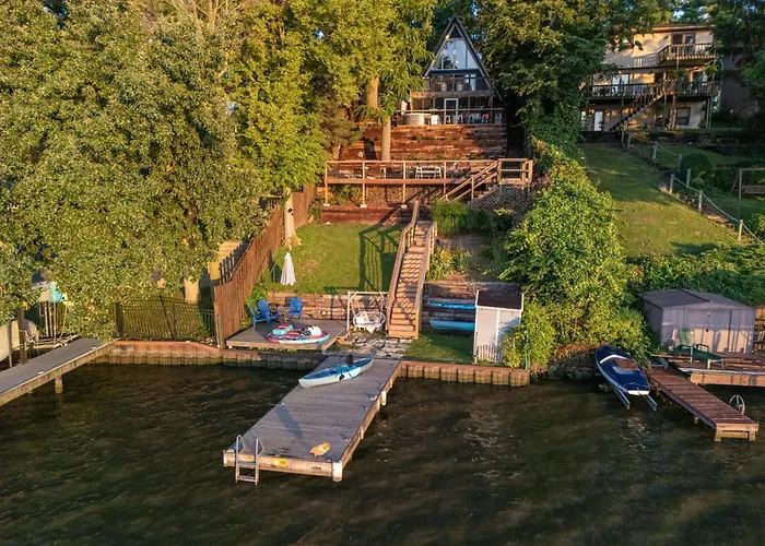 Cozy Lakefront Aframe W Hot Tub & Dock Ferienhaus *