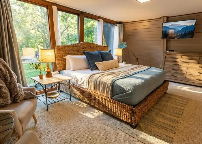 Cozy Lakefront Aframe W Hot Tub & Dock *